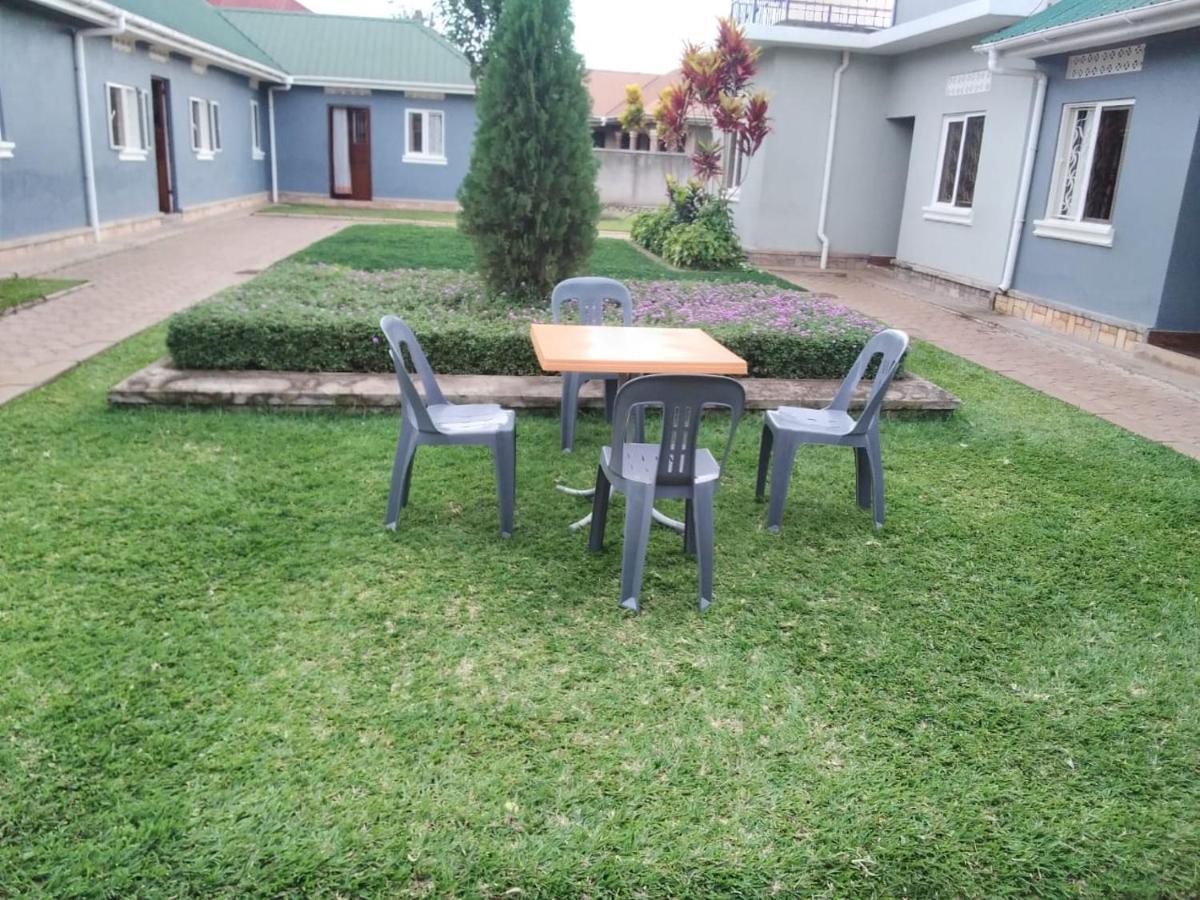 Migingo Suites Entebbe Eksteriør billede